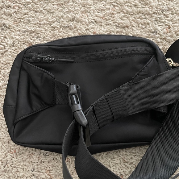 Lululemon Everywhere Belt Bag 2L Black and Gold - Picture 8 of 11